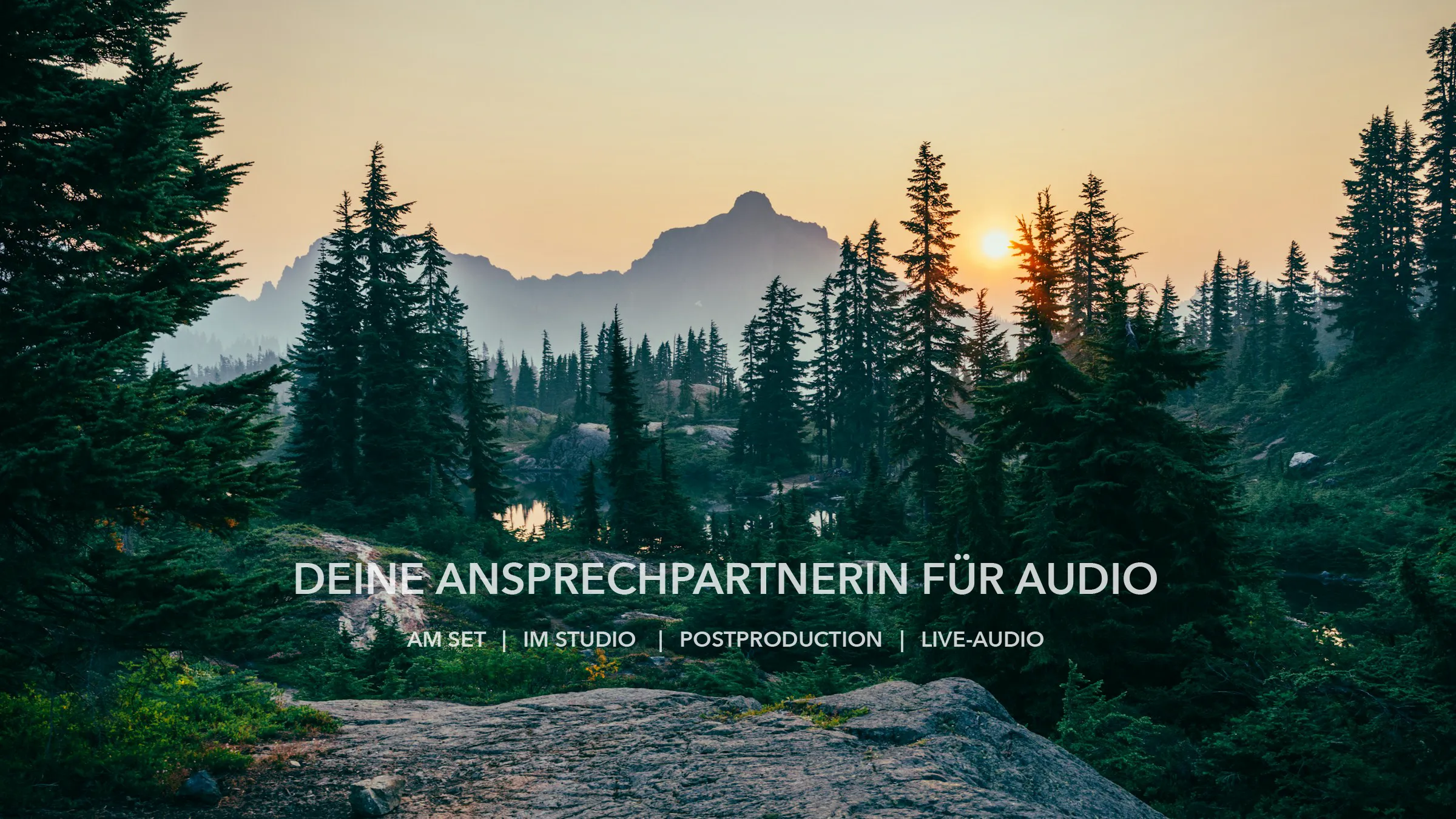 Tannenwiese in einer Berglandschaft, eingebettet der Text "Deine Ansprechpartnerin für Audio. Am Set, Im Studio, Postproduction, Live-Audio."